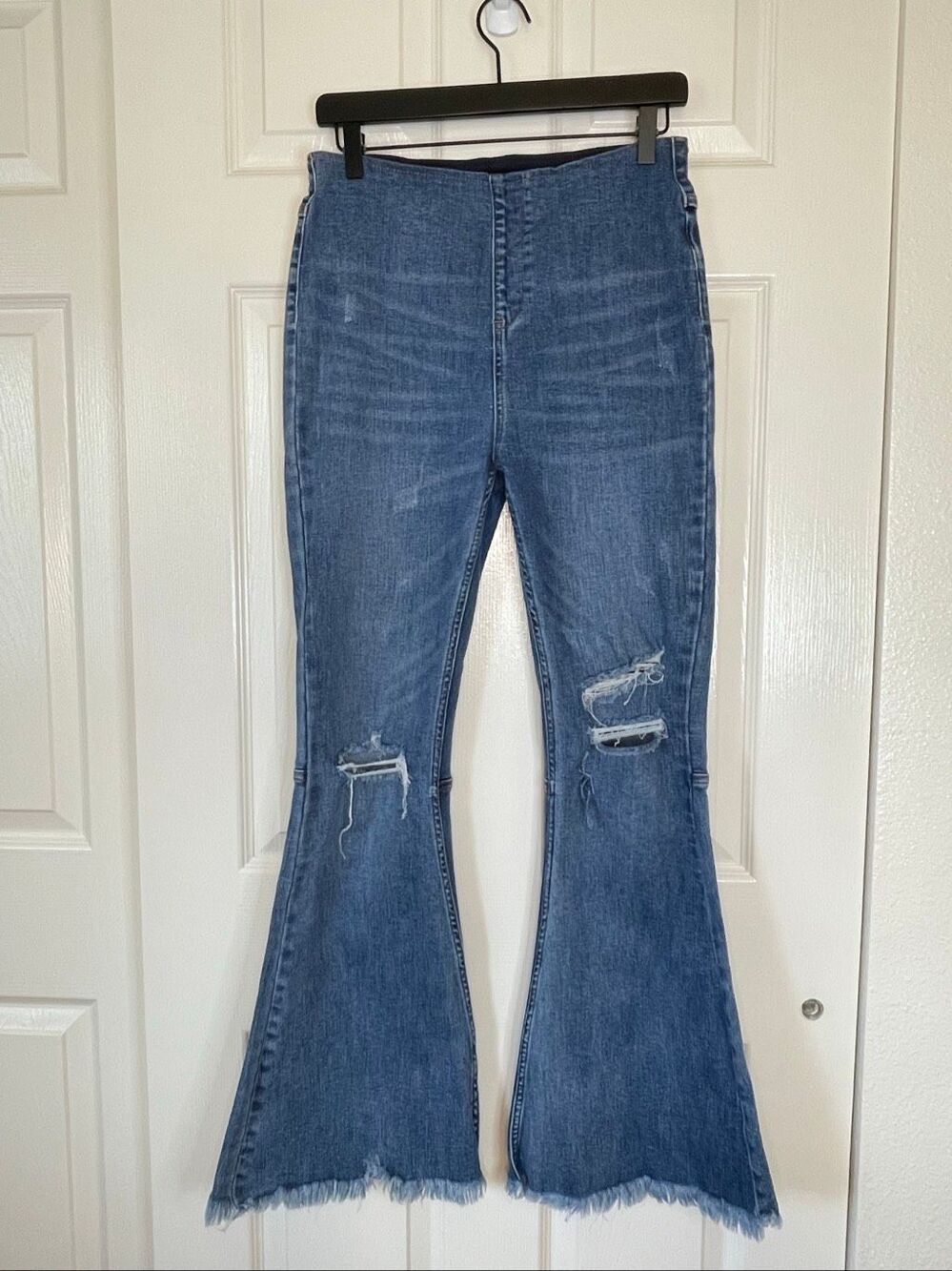 Risen Pull On Flare Bell Bottom Ripped Knee Distressed Jeans size Medium - Picture 12 of 12
